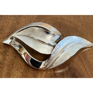 Crown Trifari Textured Brushed Leaf Leaves Brooch Pin Silver Tone Signed Vintage